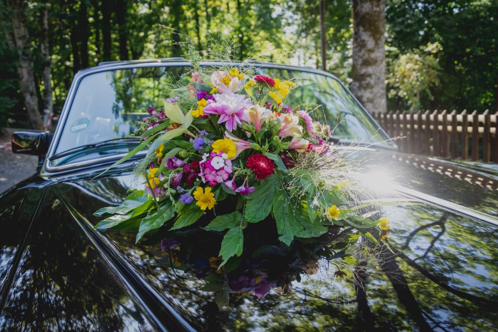 Autoschmuck für die Hochzeit: Vorschriften für die Deko