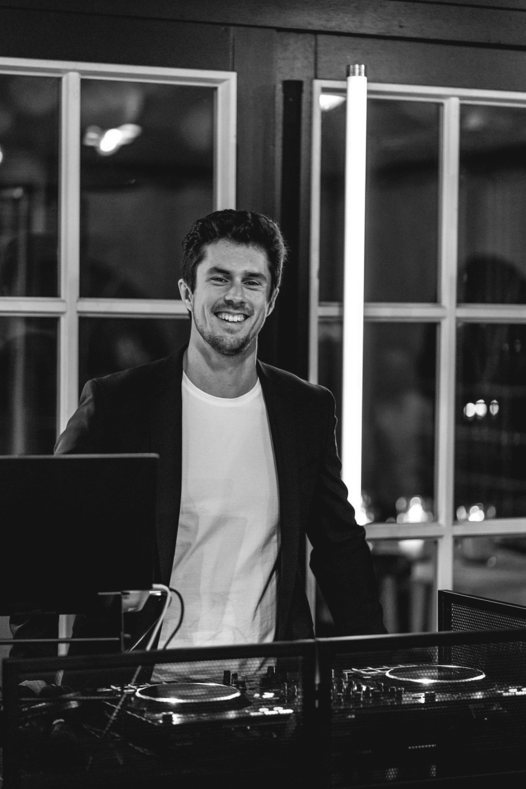 Hochzeits-DJ Fabian Baroud am Mischpult